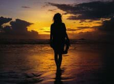 一人寂しく海に佇む女性