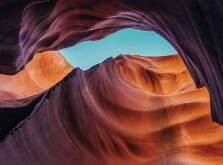 出口がわずかに視える砂漠の洞窟