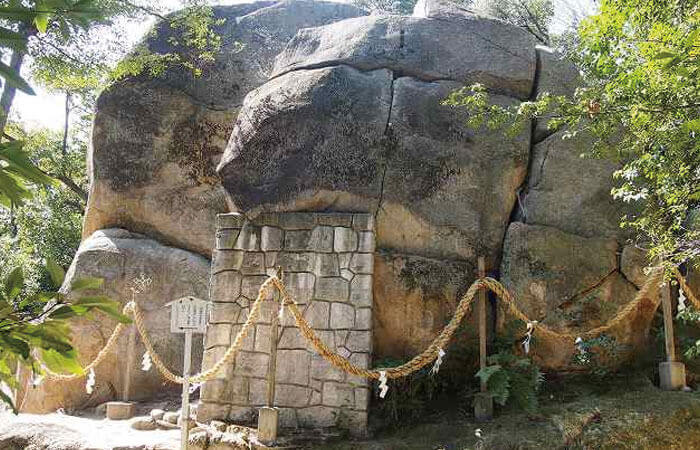 越木岩神社の神秘的な甑岩