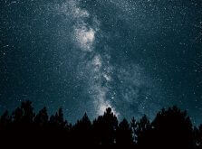 寂しい雰囲気で夜空に輝く星雲