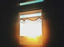 暗闇の部屋の窓から差し込む太陽の光