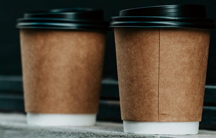 ２つ並ぶスターバックスのコーヒー用のカップ
