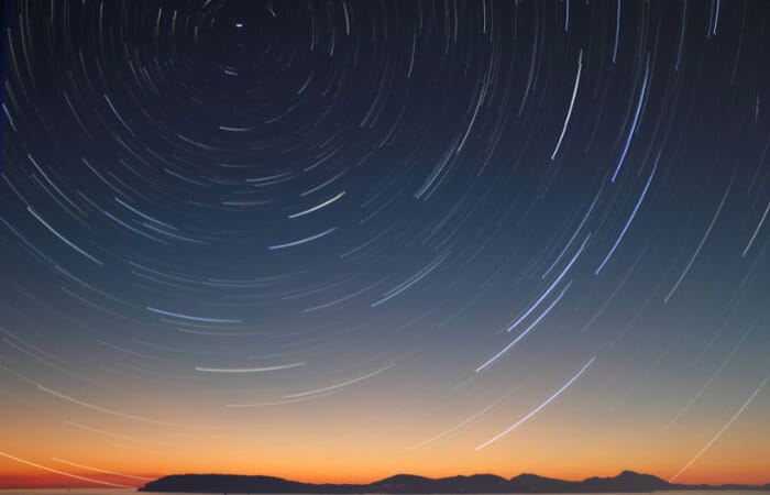 夜空に沢山の星が円を描く幻想的な風景